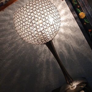 Table lamp with crystal details and plated color